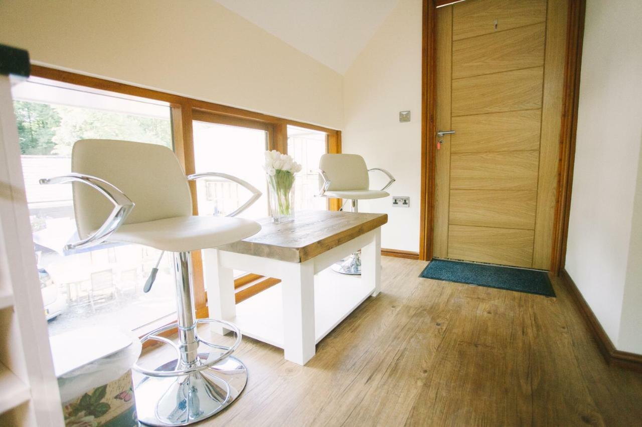 Pencoed House Estate Guest House Cardiff Exterior photo